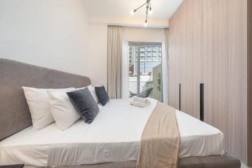 Free housekeeping visits during your stay - StayShort - Stylish Studio in JVT Sleeps 3 with Patio in Dubai