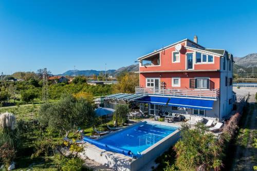 Holiday house with a swimming pool Opuzen, Neretva Delta - Usce Neretve - 8818