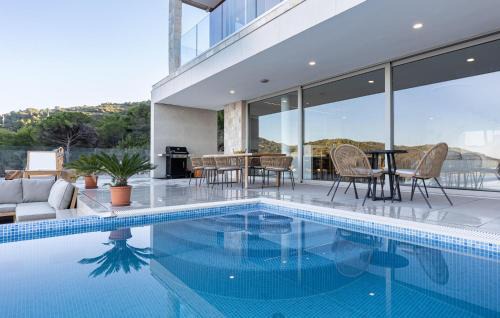 Beach Front Home In Vis With Sauna