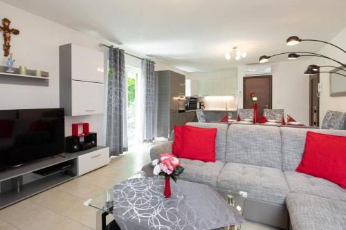 House Zrile with garden and jacuzzi in Baška