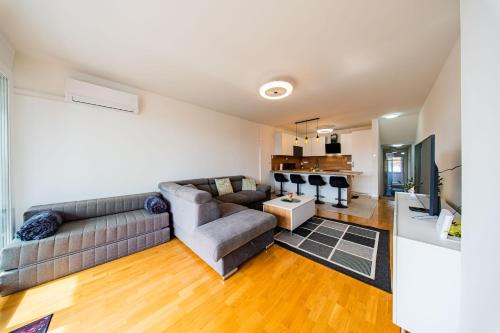 Zagreb 212 - Airport - 1 Bedroom - Balcony - New - Apartment - Loggia - Flexible Keybox Entry - Modern - Monthly Rent - WiFi