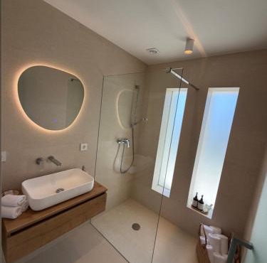 Villa Čapula - Modern Apartment with Sea View and Parking, Marušići