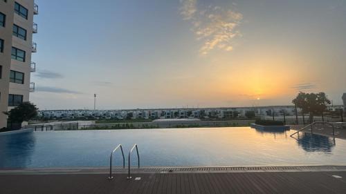 Serene Golf Escape 2BR, Pool, Near Expo and Airport in Dubai
