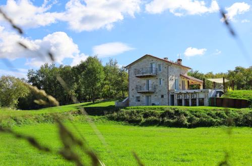 Villa Krug with 3 br and a pool immersed in nature near Buje in Kremenje