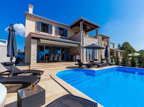 Villa in Deklici with Infinity Pool & Sea Views in Kaštelir