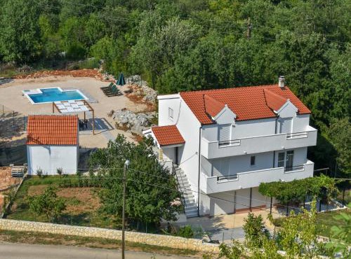Villa in Neoric with Pool and Bubble Bath in Neorić