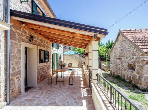 Holiday Home Zaton with Pool near River Canyon in Obrovac