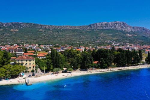 By Osibov Private Holiday Home for Families and Groups with Pool in Kaštela