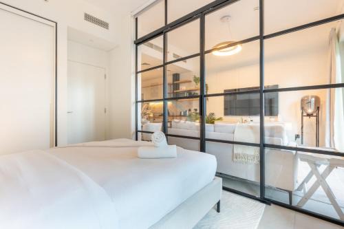 Community Views 1BR with Balcony, Walking Distance to the Park, Socio Tower 1, Dubai Hills Estate by Deluxe Holiday Homes in Sabkhah