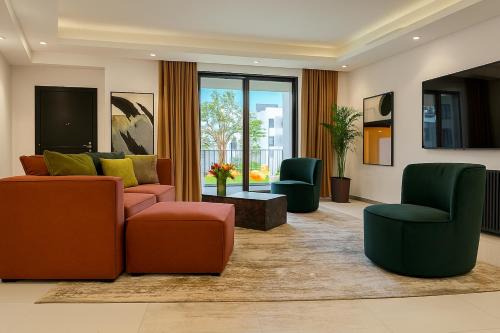 Stylish & Spacious JVC Villa Ideal for Families, Friends on Dubai Adventures Shared Pool & excellent services inluded in Dubai