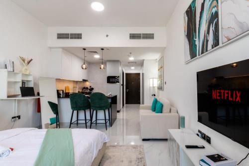 Queen Bed, Full Kitchen, New Unit in Dubai