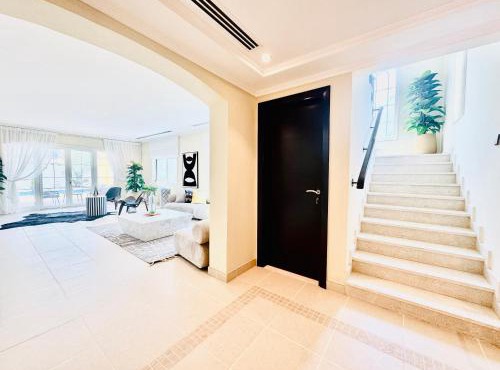 Venduras - Elite 3BR Villa With Private Pool in Jumeirah Park in Dubai