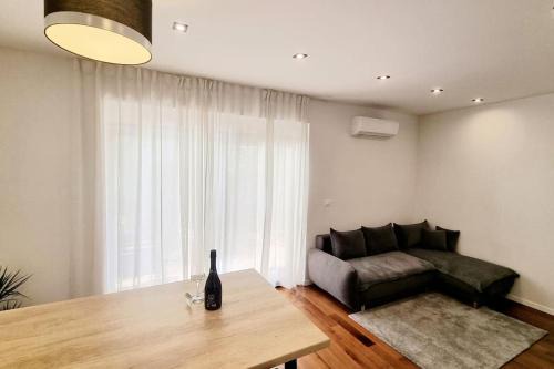 Maslina House - Family Apartment 2 with Pool