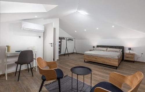 4 Bedroom Lovely Apartment In Cernik