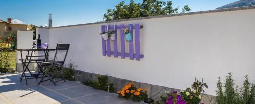 Apartment in the house with pool, ground floor in Draga Bašćanska
