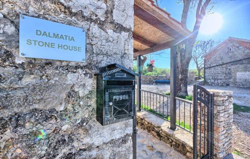 Dalmatia Stone House - heated pool in Biorine