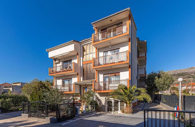 Awesome apartment in Kastel Kambelovac with WiFi in Kastel Kambelovac
